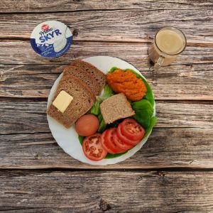 Zdjęcie przedstawia Dietę z ograniczeniem łatwoprzyswajalnych węglowodan&oacute;w: Masło extra Pasztet drobiowy z kurnej p&oacute;łki Pasta warzywna Kawa zbożowa z mlekiem Chleb Graham Jogurt typu islandzkiego naturalny Skyr Sałata zielona Jajko gotowane